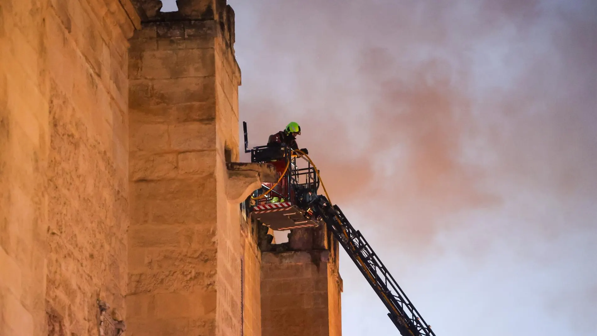 Sucesos.- Los bomberos extinguen completamente el incendio de la Mezquita de Córdoba pero vigilarán esta noche