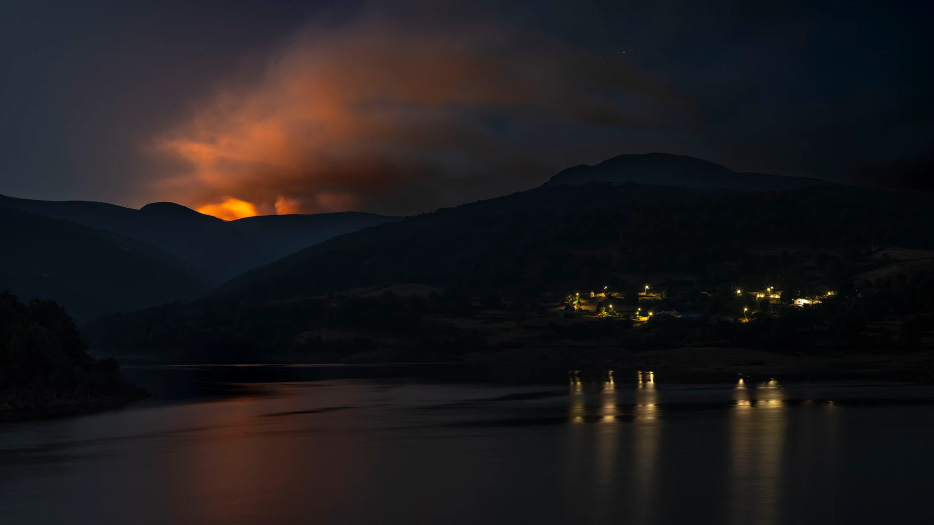 FOTODELDÍA CHANDREXA DE QUEIXA (OURENSE), 09/08/2025.- El incendio forestal en Chandrexa de Queixa (Ourense) sigue avanzando, este sábado, con 450 hectáreas afectadas y, además, se mantienen activos otros dos incendios en Galicia y hay tres más controlados.EFE/ Brais Lorenzo