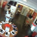 Imagen de la cámara del establecimiento del momento del robo en la tienda de móviles de La Rinconada