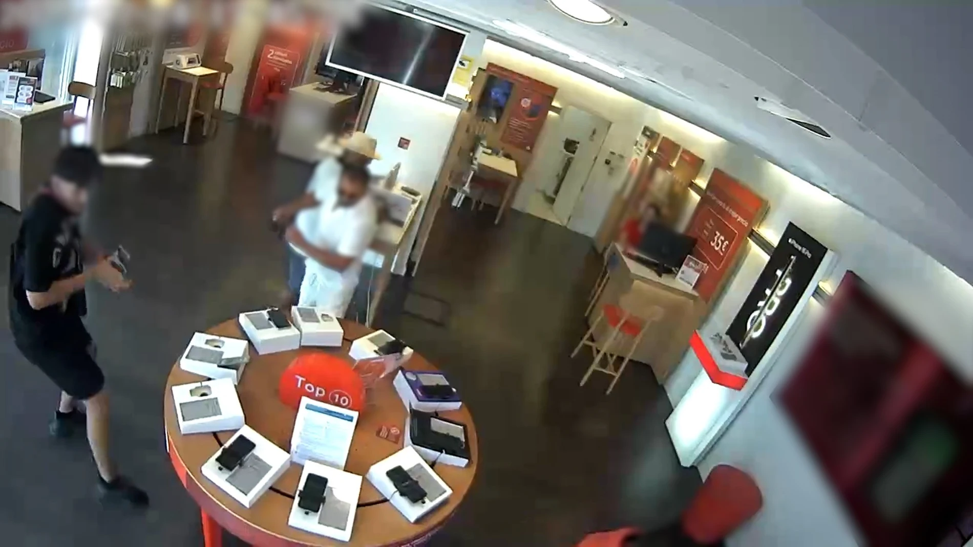 Imagen de la cámara del establecimiento del momento del robo en la tienda de móviles de La Rinconada