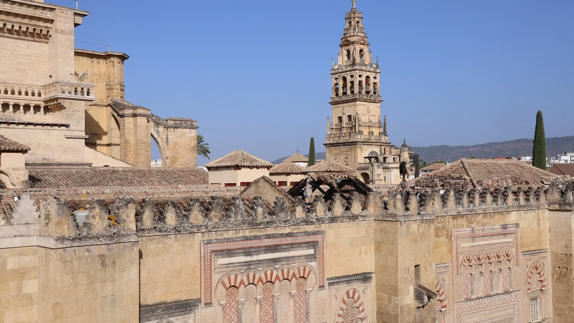 Imagen de este sábado de la zona afectada por el incendio que sufrió la noche del viernes una capilla de la Mezquita-Catedral.