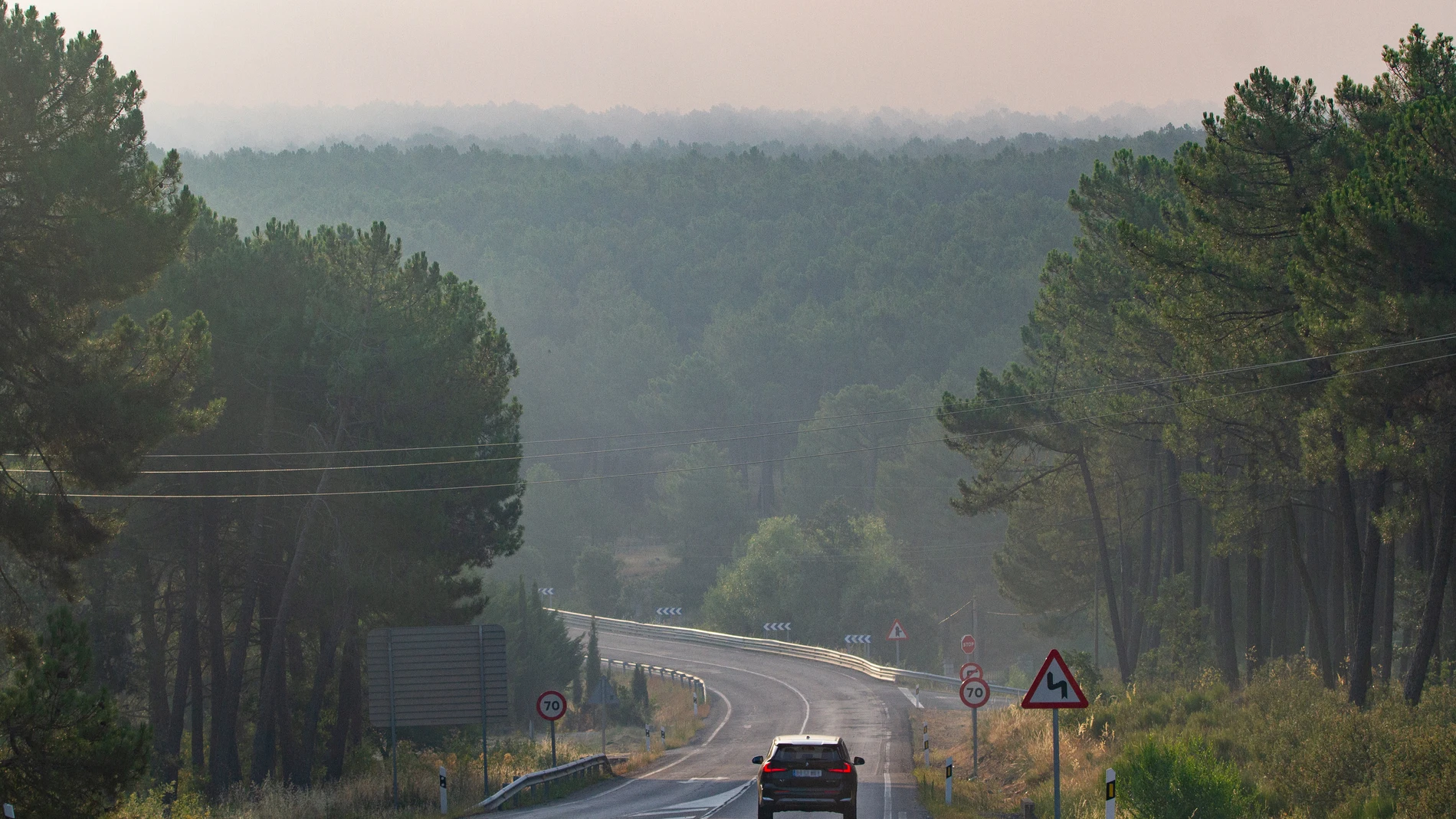 Incendio originado en San Bartolomé de Pinares, a 9 de agosto de 2025, en San Bartolomé de Pinares, Ávila, Castilla y León (España). El Centro de Coordinación Operativa Integrado (Cecopi) ha ordenado la evacuación de Ciudad ducal y del barrio de la Estación en Navas del Marqués debido al avance del incendio declarado este viernes en el término municipal de San Bartolomé de Pinares (Ávila). Al incendio en el que trabajaban casi 70 medios aéreos y terrestres, la Unidad Militar de Emergencia (UM...