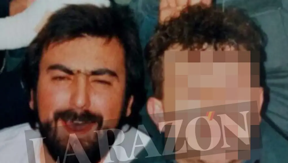 Koldo cuando era vigilante de seguridad en una nochevieja con agentes de la Guardia Civil