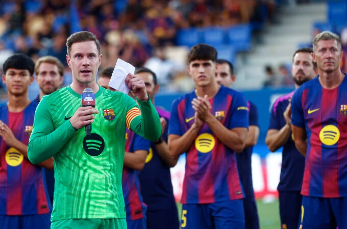 Ter Stegen dirigiéndose a los aficionados