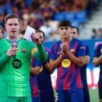 Ter Stegen dirigiéndose a los aficionados