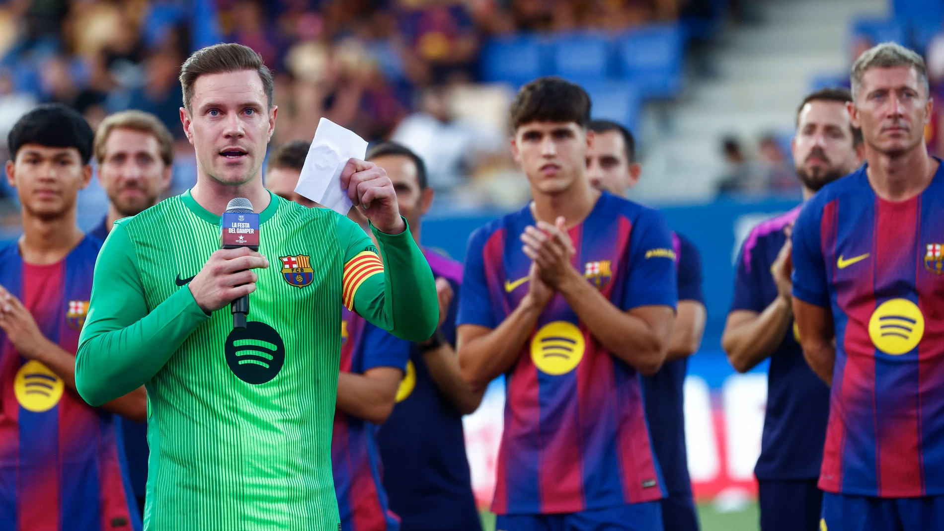 Ter Stegen dirigiéndose a los aficionados