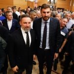 El líder nacional de Vox, Santiago Abascal (i), junto al nuevo vicepresidente de la Región de Murcia, José Ángel Antelo (d), en el acto de toma de posesión de los miembros del Consejo de Gobierno de la Región de Murcia