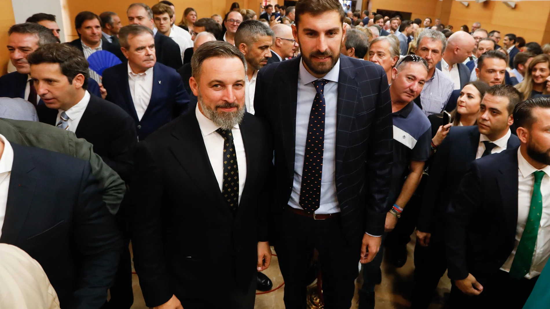 El líder nacional de Vox, Santiago Abascal (i), junto al nuevo vicepresidente de la Región de Murcia, José Ángel Antelo (d), en el acto de toma de posesión de los miembros del Consejo de Gobierno de la Región de Murcia
