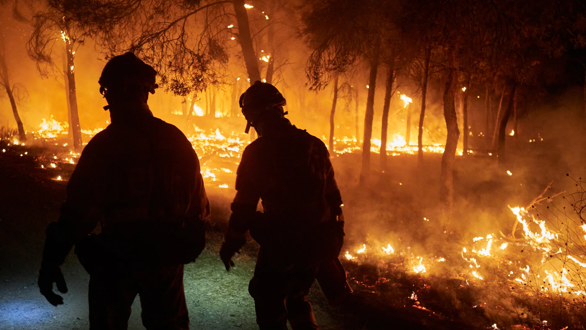 Dos bomberos trabajan para impedir que el incendio se propague, a 10 de agosto de 2025, en Carcastillo, Navarra (España). El incendio iniciado en la noche del sábado 9 de agosto en un pinar situado junto a la carretera entre Carcastillo y Figarol, en el Llano de Larrate, sigue afectando a las áreas de pino carrasco. A las 8 horas de este domingo ha ascendido a 2 la situación operativa del Plan Especial de Protección Civil de Emergencia por incendios forestales de la Comunidad Foral de Navarr...