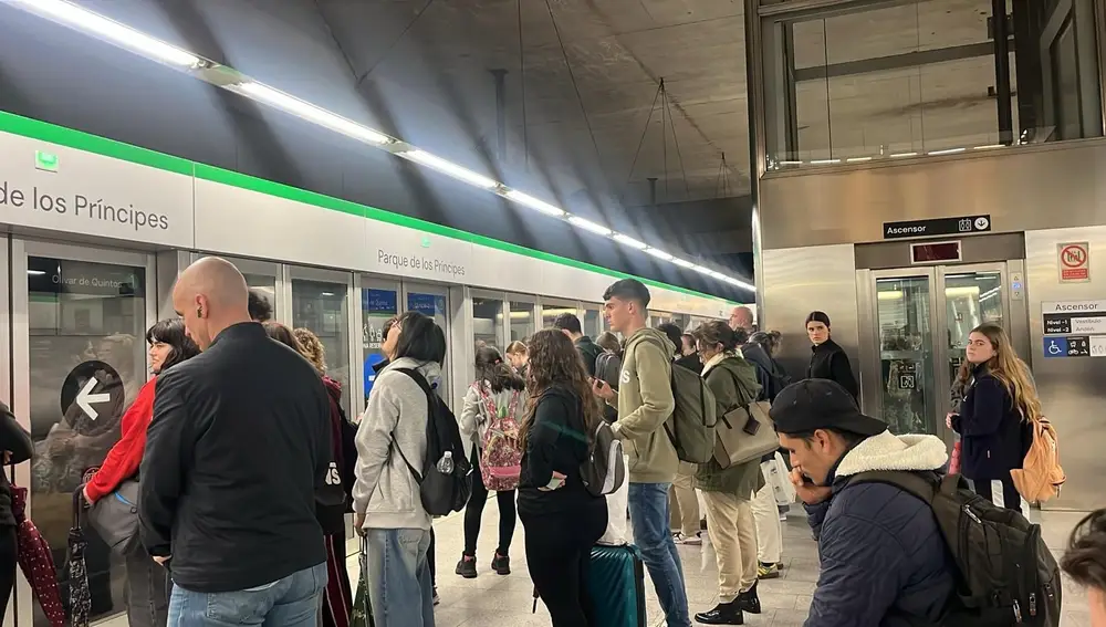 Pasajeros esperan la llegada del tren en la estación Parque de los Príncipes de Metro Sevilla