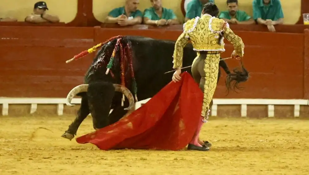 Ortega, en un precioso muletazo, en El Puerto