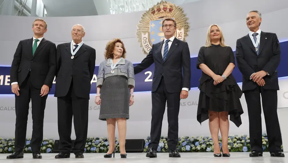 El presidente de la Xunta, Alberto Núñez Feijóo (c), y el vicepresidente, Alfonso Rueda (i), tras entregar las medallas de Galicia al presidente del Consejo de Estado, José Manuel Romay Beccaría (2i), la empresaria Isabel Castelo (3i), María del Mar Blanco (2d), que reocogió el galardon en nombre de su hermano, Miguel Ángel Blanco, y el expresidente portugués Aníbal Cavaco Silva (d), esta mañana en Santiago de Compostela.