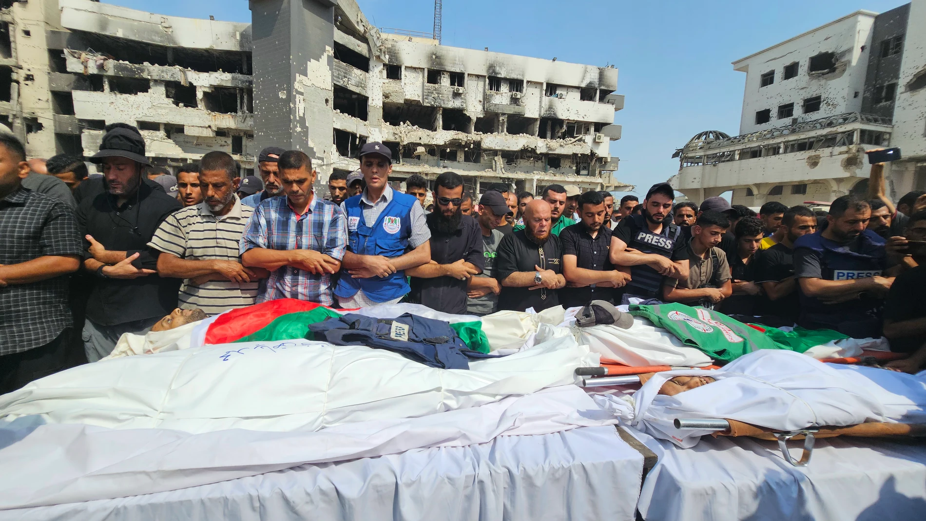 FOTODELDIA CIUDAD DE GAZA, 11/08/2025.- Funeral este lunes en Gaza por periodistas asesinados este domingo por la noche en un ataque de precisión israelí a su tienda junto al hospital Al Shifa de la ciudad de Gaza. La oficina de información del Gobierno de Gaza elevó a seis los informadores asesinados tras la muerte de Mohamed Al Khalidi, que trabajaba para el medio palestino Sahat. EFE/Ahmad Awad