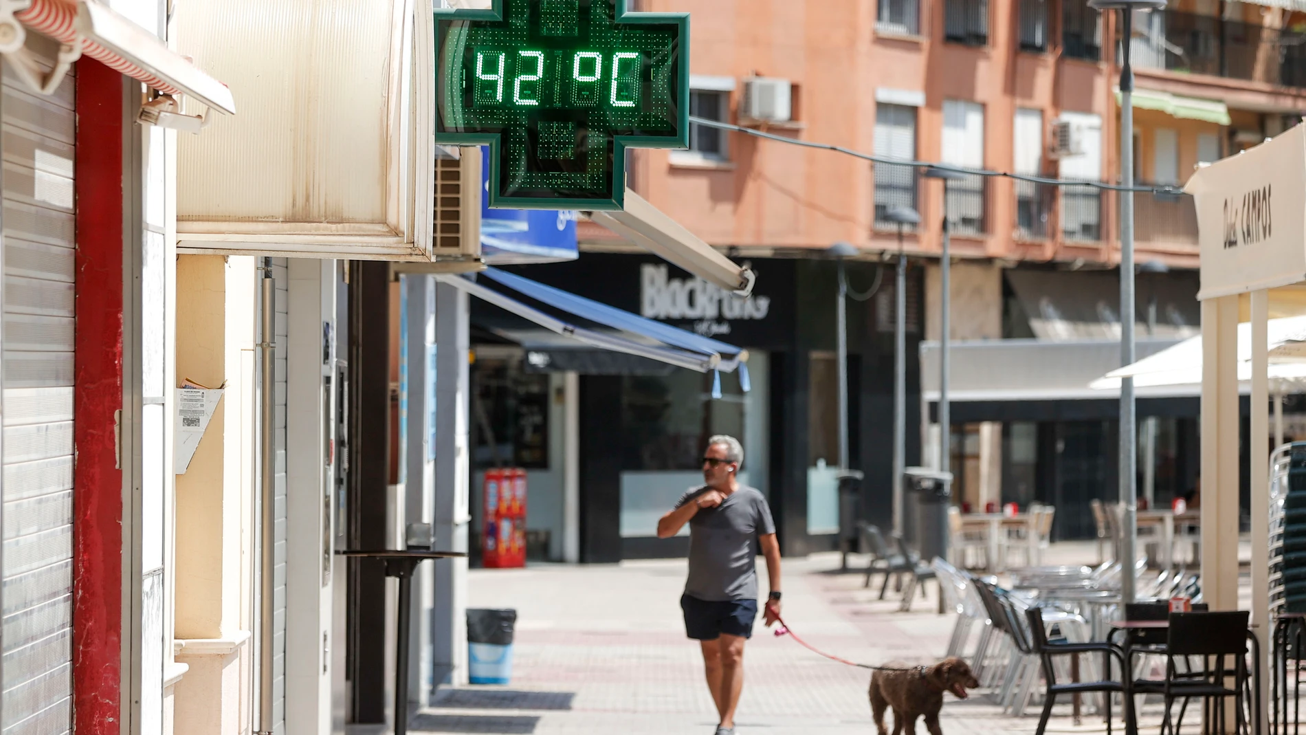 GRAFCVA8909. XÀTIVA (VALENCIA), 11/08/2025.- La Agencia Estatal de Meteorología (Aemet) ha anunciado que este lunes y el martes serán, con toda probabilidad, los días más cálidos del verano en la Comunitat Valenciana, y ha activado el aviso naranja por temperaturas de 40 grados en el interior sur de Valencia y de 39 grados en el litoral de esta provincia, y el aviso amarillo por lluvias de 20 l/m2 en una hora en el interior sur de Castellón y el interior norte de Valencia y tormentas en las m...