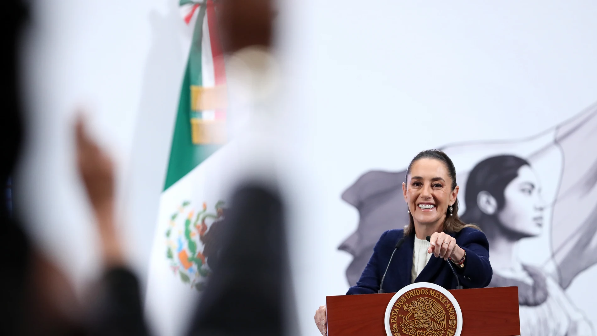 MEX9663. CIUDAD DE MÉXICO (MÉXICO), 11/08/2025.- La presidenta de México, Claudia Sheinbaum, habla en una rueda de prensa este lunes, en el Palacio Nacional de Ciudad de México (México). Sheinbaum felicitó a los jóvenes atletas que representan al país en los Juegos Panamericanos Junior, al destacar recientes triunfos en distintas disciplinas. EFE/ Mario Guzmán