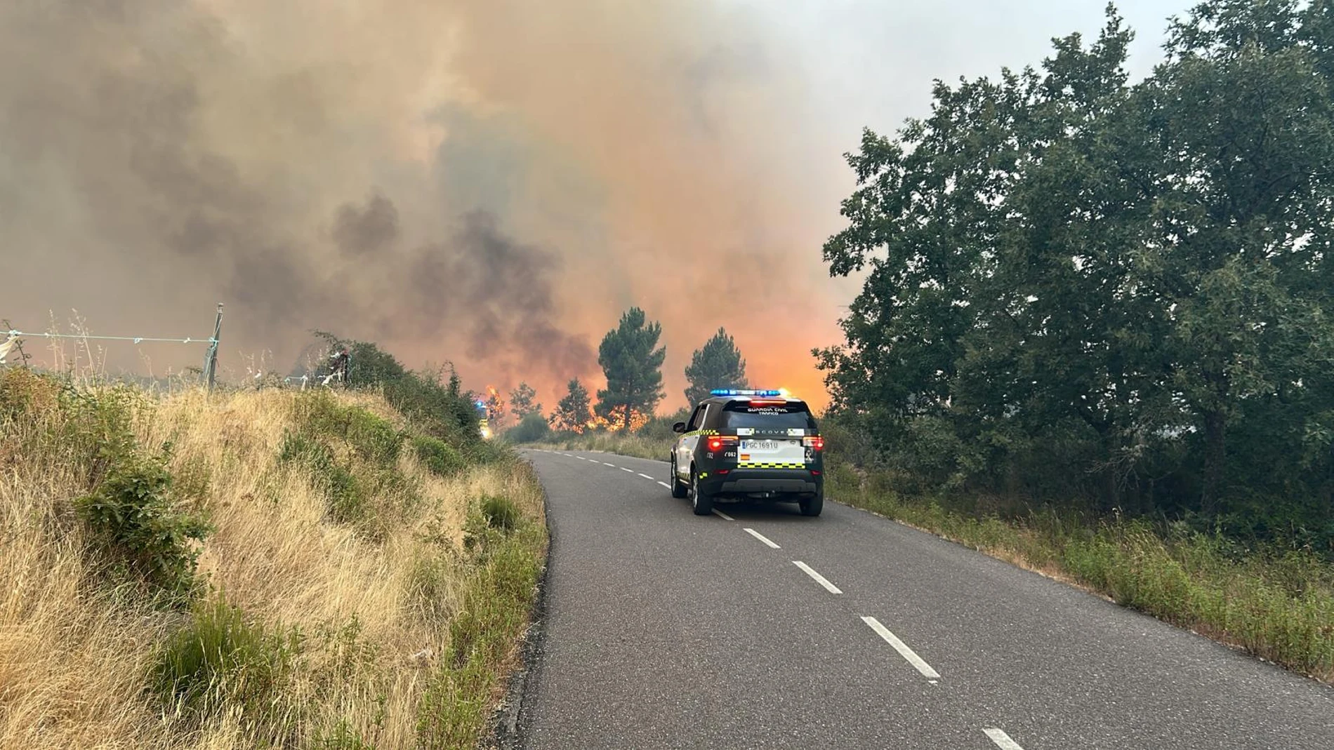PUERCAS (ZAMORA), 11/08/2025.- Vista del incendio forestal que ha obligado este lunes a desalojar la población de Puercas (Zamora) . EFE/ Guardia Civil SOLO USO EDITORIAL/SOLO DISPONIBLE PARA ILUSTRAR LA NOTICIA QUE ACOMPAÑA (CRÉDITO OBLIGATORIO)
