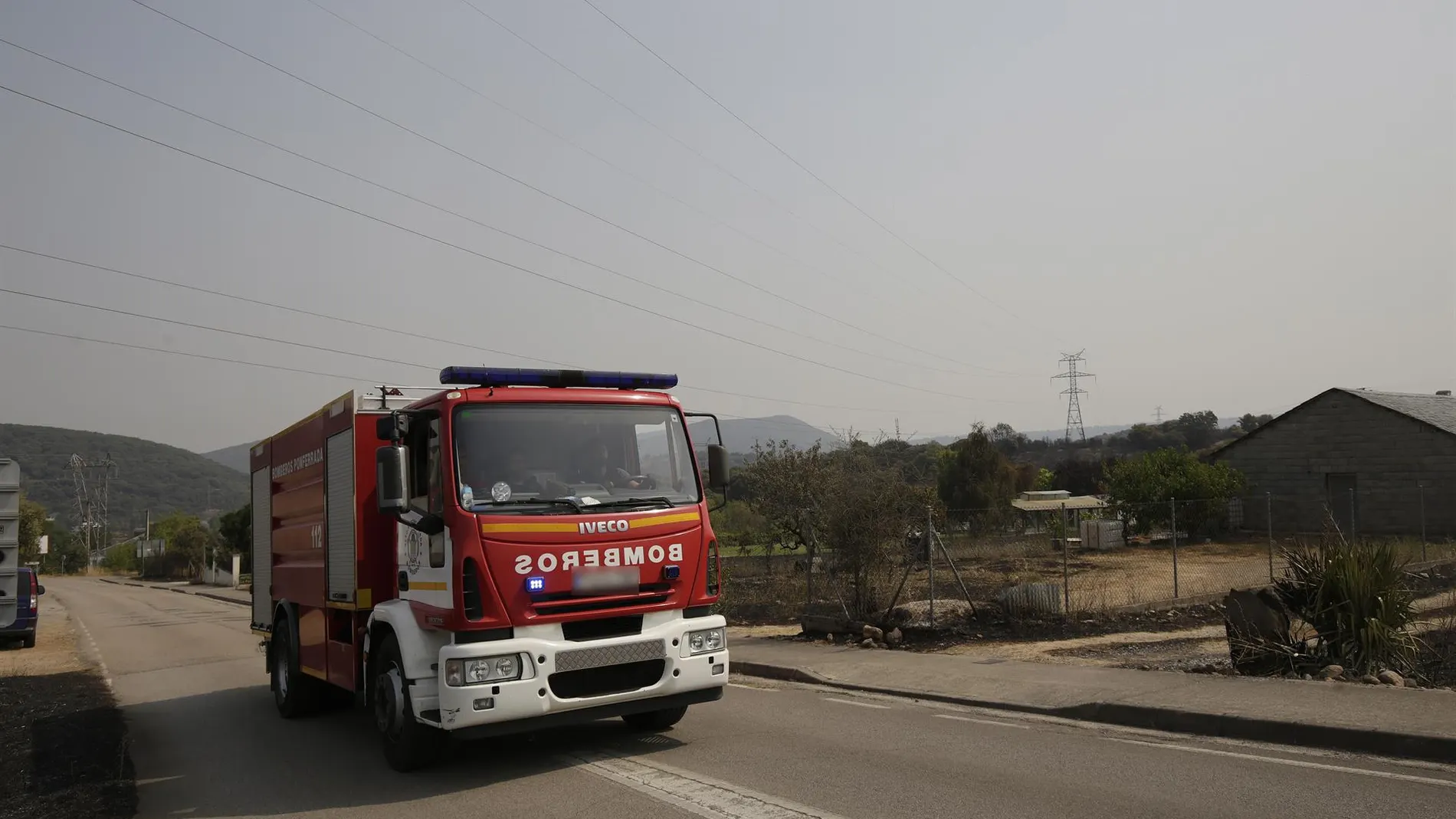 Un coche de bomberos accede al entorno de Yeres