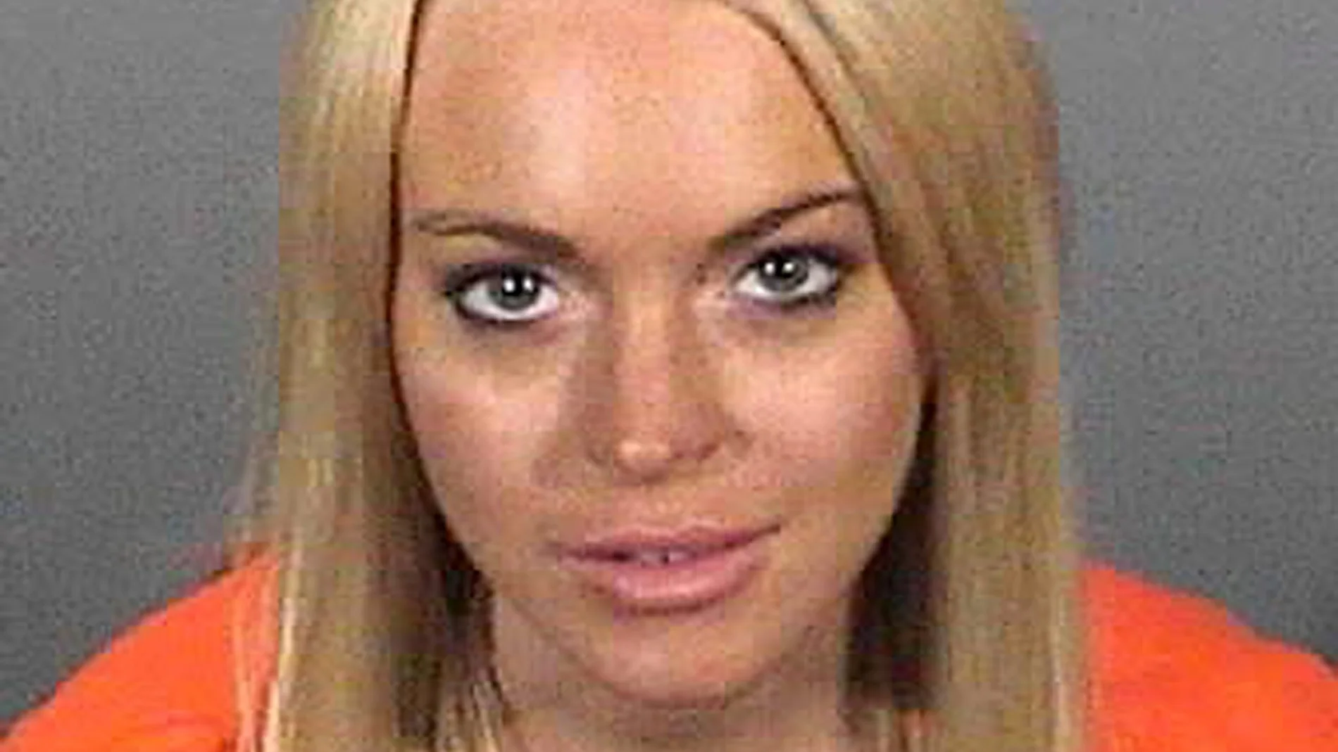 Fotografía cedida por el Departamento del Sheriff del condado de Los Ángeles hoy, martes 20 de julio de 2010, que muestra a la actriz Lindsay Lohan quien se entregó hoy a las autoridades californianas para iniciar su condena de 90 días en prisión por violar su libertad condicional después de ser detenida conduciendo ebria en 2007.