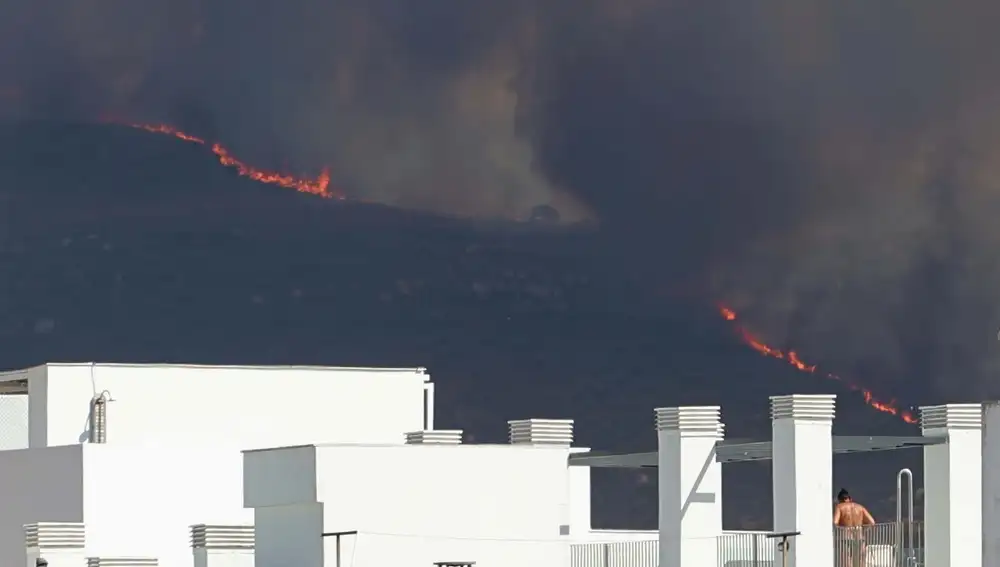 Sucesos.- AMP.- El fuego en Tarifa (Cádiz) obliga a evacuar a 2.000 personas de playa y hoteles y se pide confinamiento