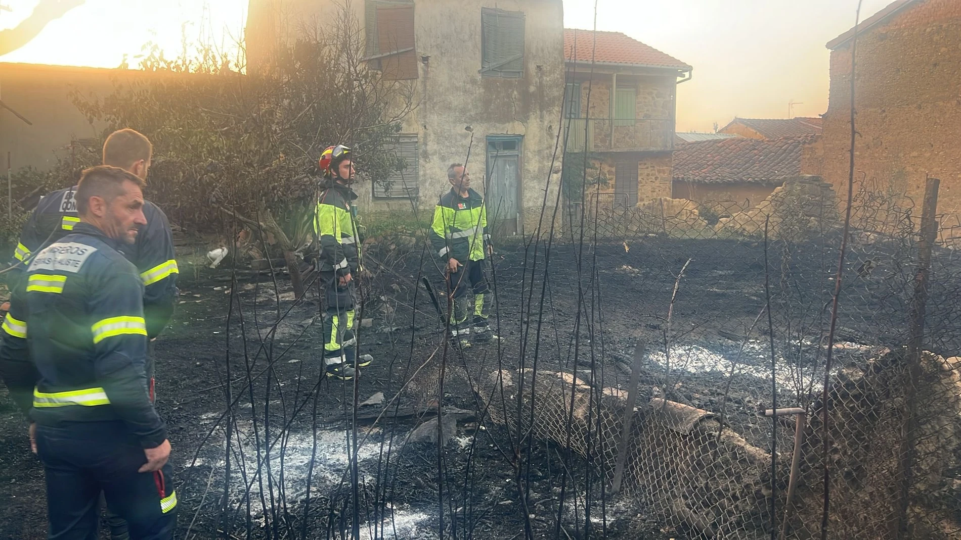 El incendio forestal de Molezuelas de la Carballeda (Zamora), que ha obligado a desalojar a unas 850 personas de cuatro pueblos zamoranos que han pasado la noche fuera de sus casas, ha evolucionado de forma favorable en la última noche gracias a la actuación de cuadrillas nocturnas, retenes de maquinaria de la Junta de Castilla y León y la Unidad Militar de Emergencias (UME). EFE/Consorcio de Bomberos de la Diputación de Zamora </picture><figcaption><b>Evolución nocturna favorable en el incendio de Zamora que desalojó 850 vecinos</b><span>Agencia EFE</span></figcaption></figure></div></header></div><div class=