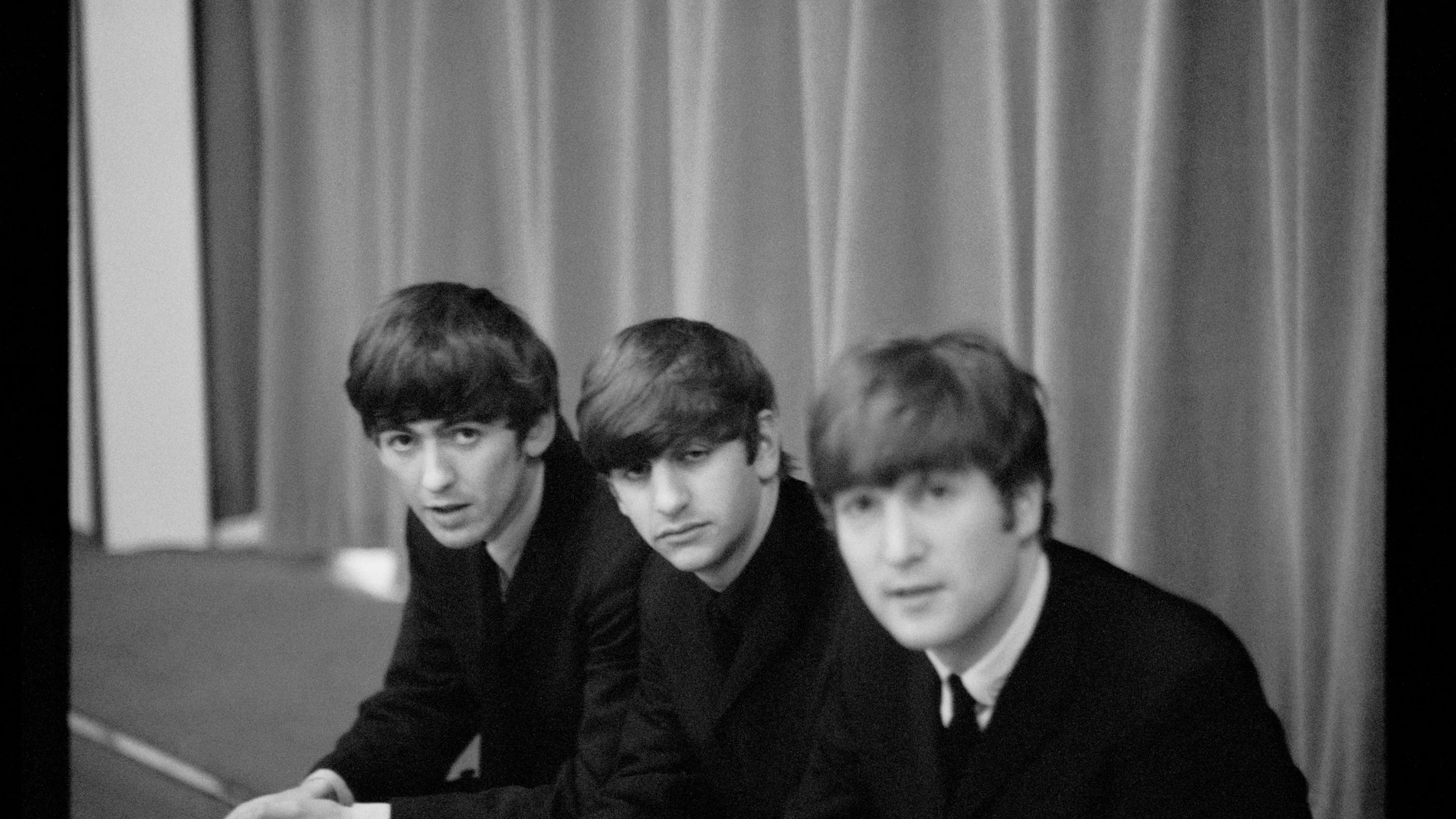GRAF6942. LONDRES (REINO UNIDO), 11/08/2025.- Fotografía tomada por el cantante Paul McCartney de sus compañeros de banda George Harrison, Ringo Starr, y John Lennon en los camerinos antes de un concierto de Los Beatles en 1963. Una exposición de fotografías tomadas por el cantante británico Paul McCartney durante los años 60, en sus inicios en la banda 'The Beatles', se inaugura este 28 de agosto en Londres. La muestra 'Espejo Retrovisor: Liverpool-Londres-París', disponible hasta el próximo...