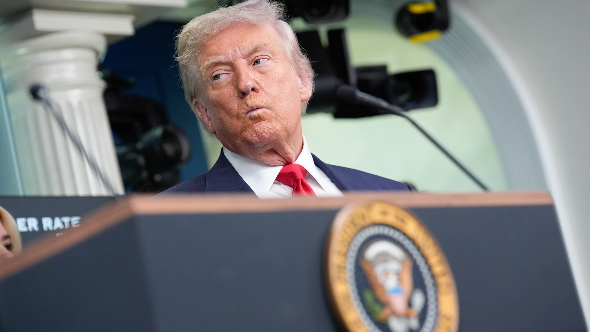 Washington (United States), 11/08/2025.- US President Donald Trump addresses the media in the James S. Brady Press Briefing Room of the White House, in Washington, DC, USA, 11 August 2025. President Trump is due to announce the deployment of the National Guard in Washington DC as part of a crime reduction strategy. EFE/EPA/YURI GRIPAS / POOL