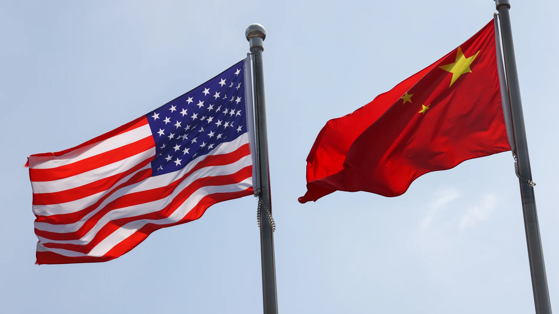 BEIJING (China), 11/08/2025.- National flags of the United States and China are seen in front of the General Electric Science Park in Beijing, China, 11 August 2025. 12 August marks the deadline for the 90-day extension of the truce about the reciprocal tariffs between the US and China. (Estados Unidos) EFE/EPA/WU HAO
