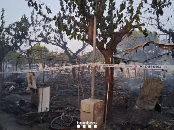 Casi 2.000 desalojados en un camping de El Vendrell por un incendio que ha quemado 14 caravanas y un coche