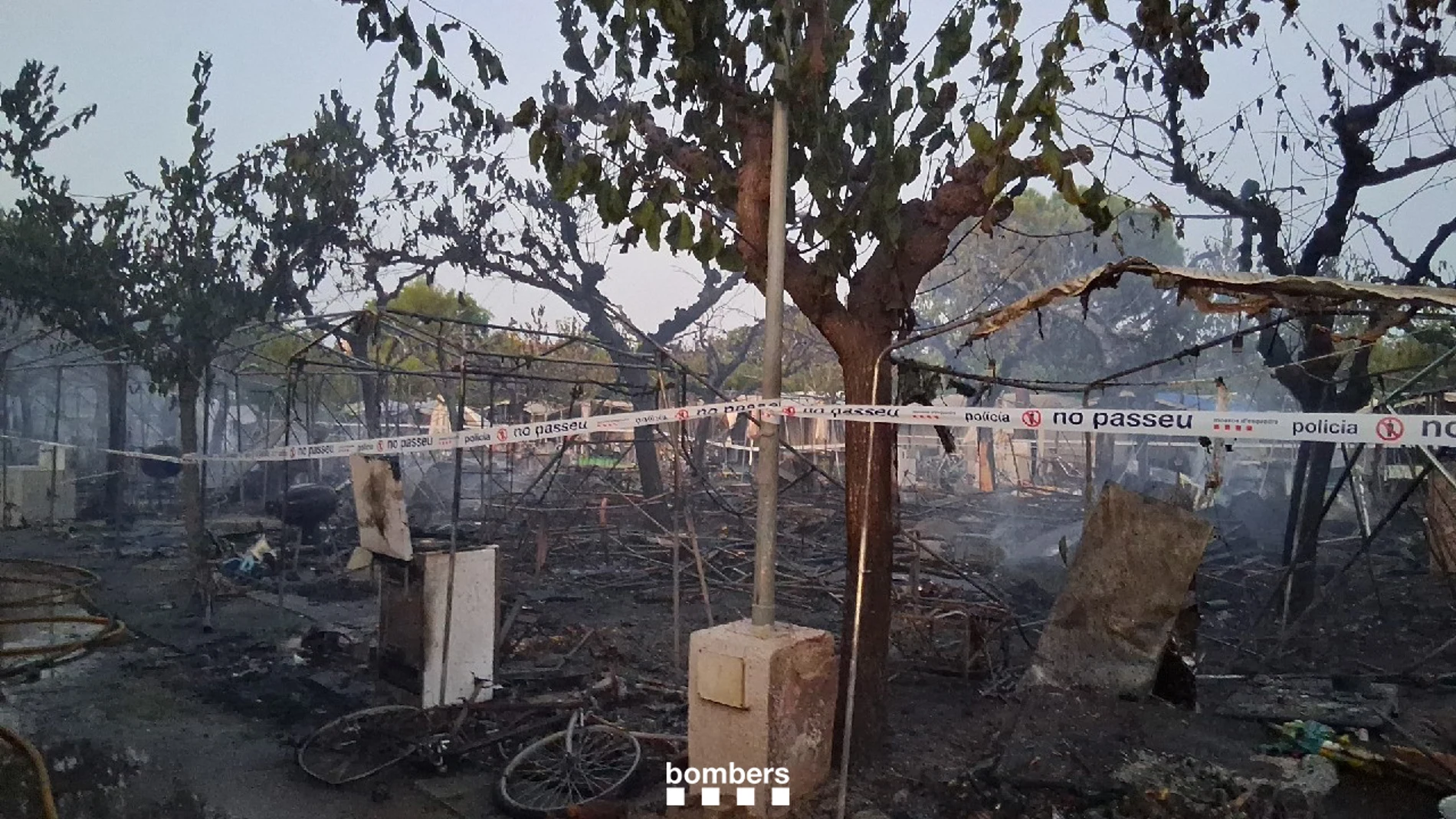 Casi 2.000 desalojados en un camping de El Vendrell por un incendio que ha quemado 14 caravanas y un coche