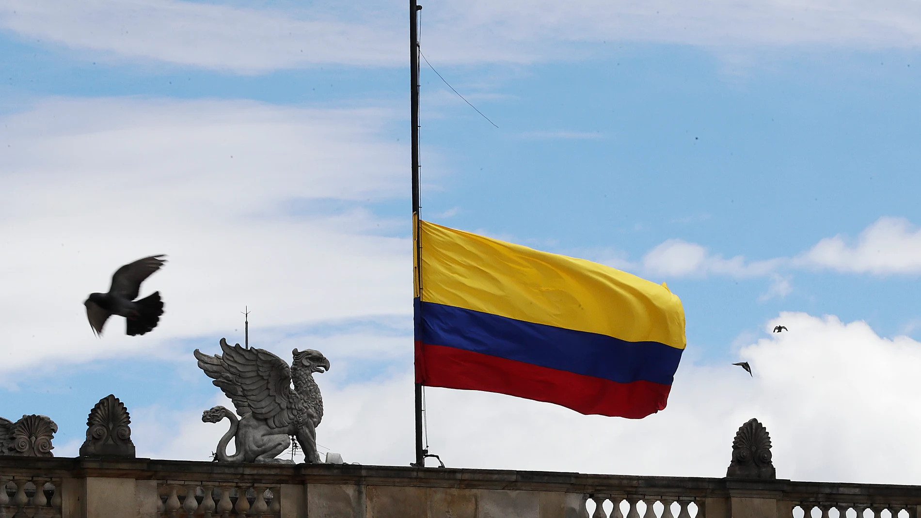AME9162. BOGOTÁ (COLOMBIA), 11/08/2025.- Fotografía de la bandera de Colombia a media asta luego del fallecimiento del precandidato presidencial, Miguel Uribe, este lunes en el Congreso de la República, en Bogotá (Colombia). Uribe Turbay murió este lunes en Bogotá, dos meses y cuatro días después de haber sido gravemente herido en un atentado en la capital cuando arrancaba su campaña. EFE/ Carlos Ortega