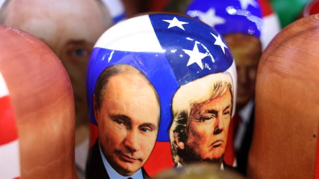 Muñeca Matryoshka con el rostro del presidente ruso Putin y el estadounidense Donald Trump