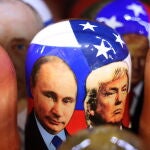 Muñeca Matryoshka con el rostro del presidente ruso Putin y el estadounidense Donald Trump