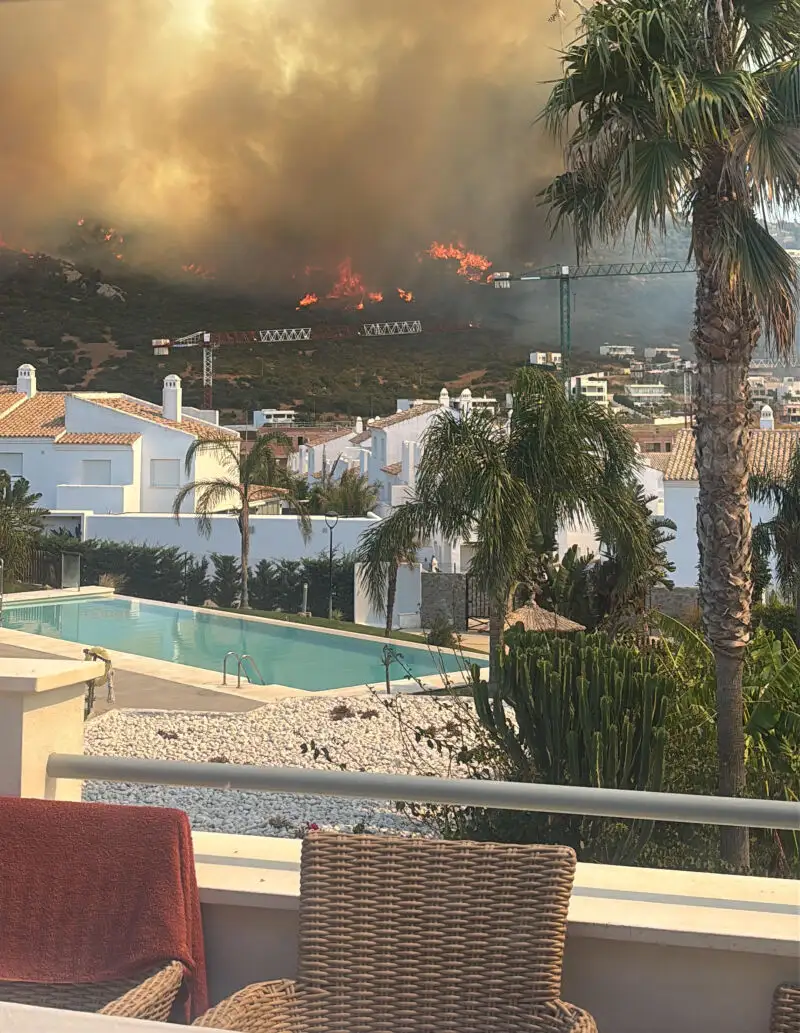 Desalojan las viviendas y vehículos de la playa de Atlanterra por el incendio de Tarifa