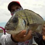 El influencer muestra un pescado capturado en Menorca a la cámara