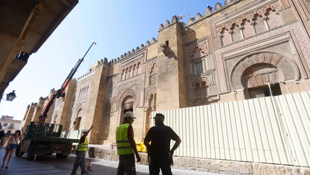 Policía científica y técnicos inspeccionan los daños en las cubiertas tras el incendio