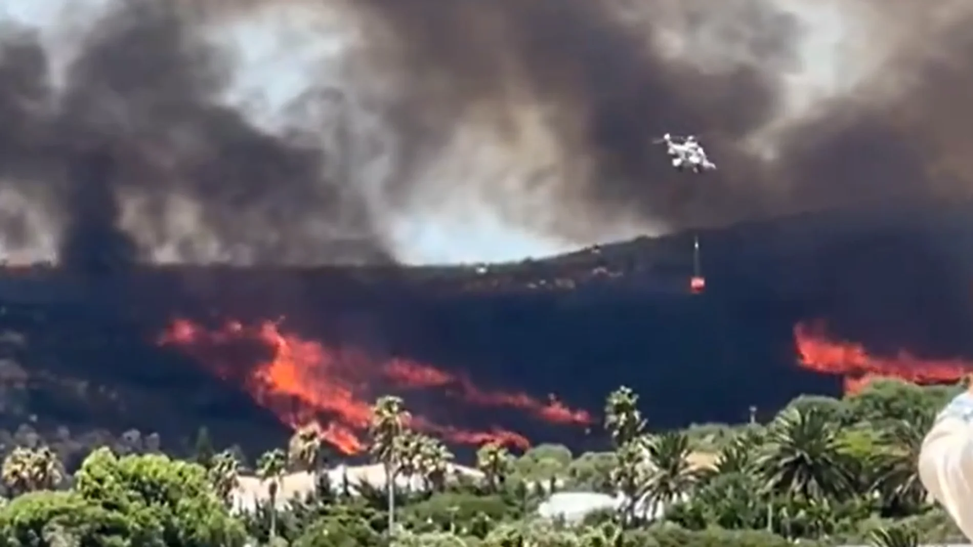 Los medios aéreos tratan de detener el fuego en Tarifa, junto a la playa