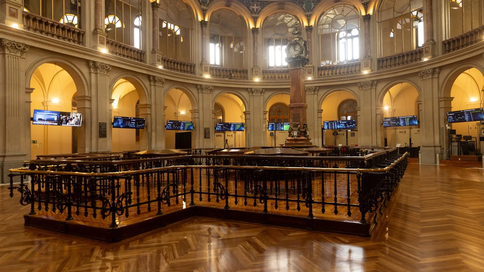 Economía/Bolsa.- El Ibex 35 se da la vuelta en la media sesión y pierde los 14.800 puntos, cayendo un 0,3%