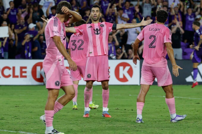 Busquets protesta antes sus compañeros