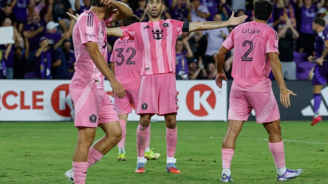 Busquets protesta antes sus compañeros