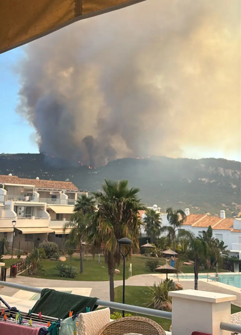 Desalojan las viviendas y vehículos de la playa de Atlanterra por el incendio de Tarifa