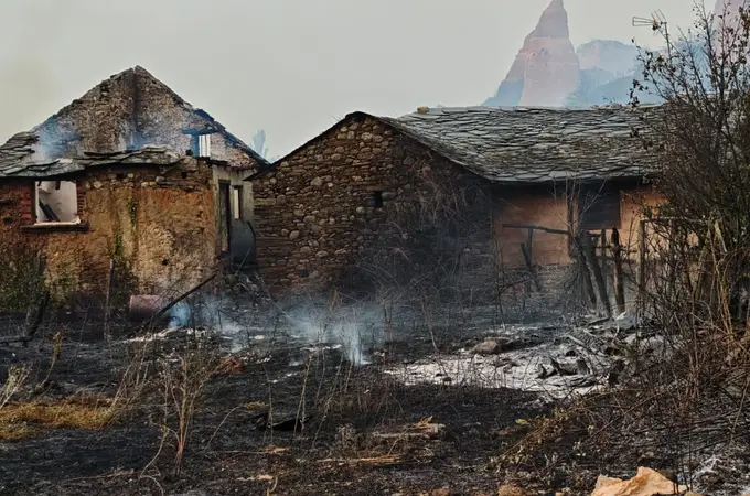 La Junta se pone manos a la obra para recuperar el destrozo del fuego a Las Médulas La Junta se pone manos a la obra para recuperar el destrozo del fuego a Las Médulas
