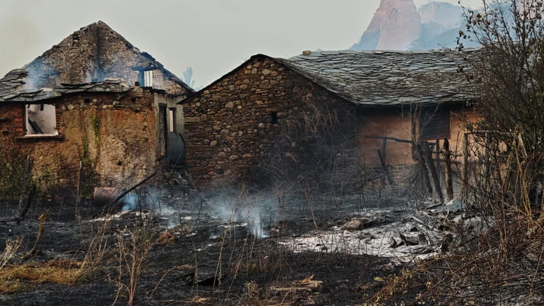 LAS MÉDULAS (LEÓN), 11/08/2025.- Casas carbonizadas en la localidad de Las Médulas, en la comarca leonesa de El Bierzo, este lunes. El incendio forestal declarado este pasado sábado en la localidad de Yeres y que ha afectado al espacio natural de Las Médulas, catalogado por la Unesco como Patrimonio de la Humanidad, no ha dañado a las minas de oro romanas pero sí a la vegetación de su entorno, como castaños centenarios que han quedado arrasados. EFE/ Cedida por David Voces Olego / ***SOLO USO...