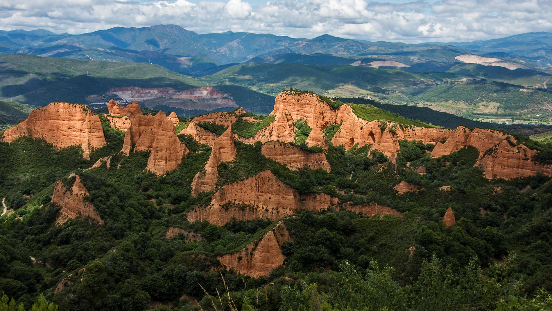 Y si arden Las Médulas... se quema la geografía mítica de España