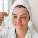 Los sérums antioxidantes ayudan a proteger la piel y a prevenir la aparición de nuevas manchas.