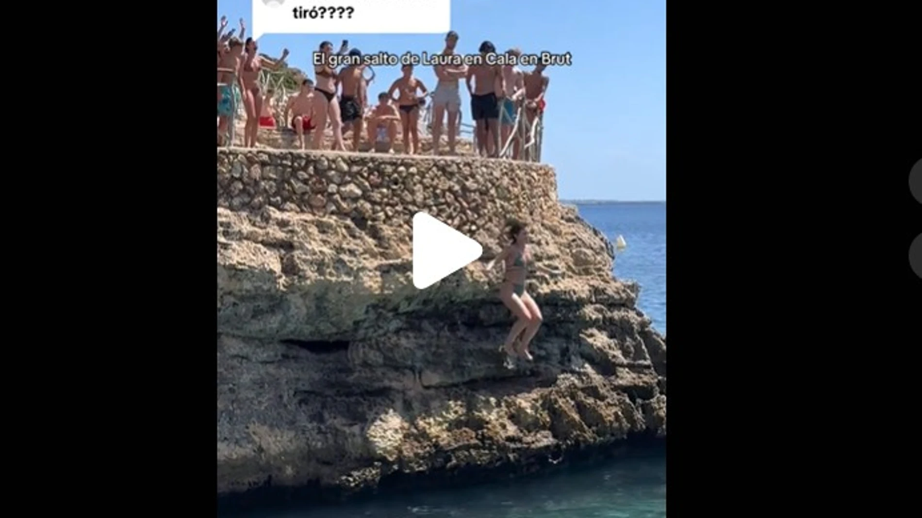 Una joven paraliza una cala de Menorca para saltar desde una roca y conquista TikTok