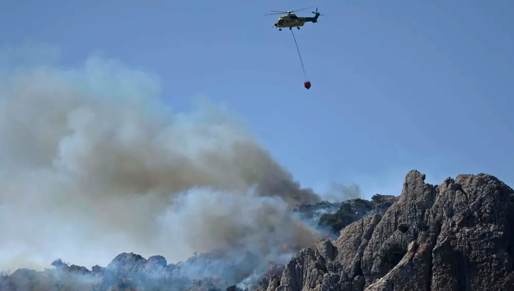 Incendio en el paraje Sierra de la Plata en Tarifa (Cádiz)