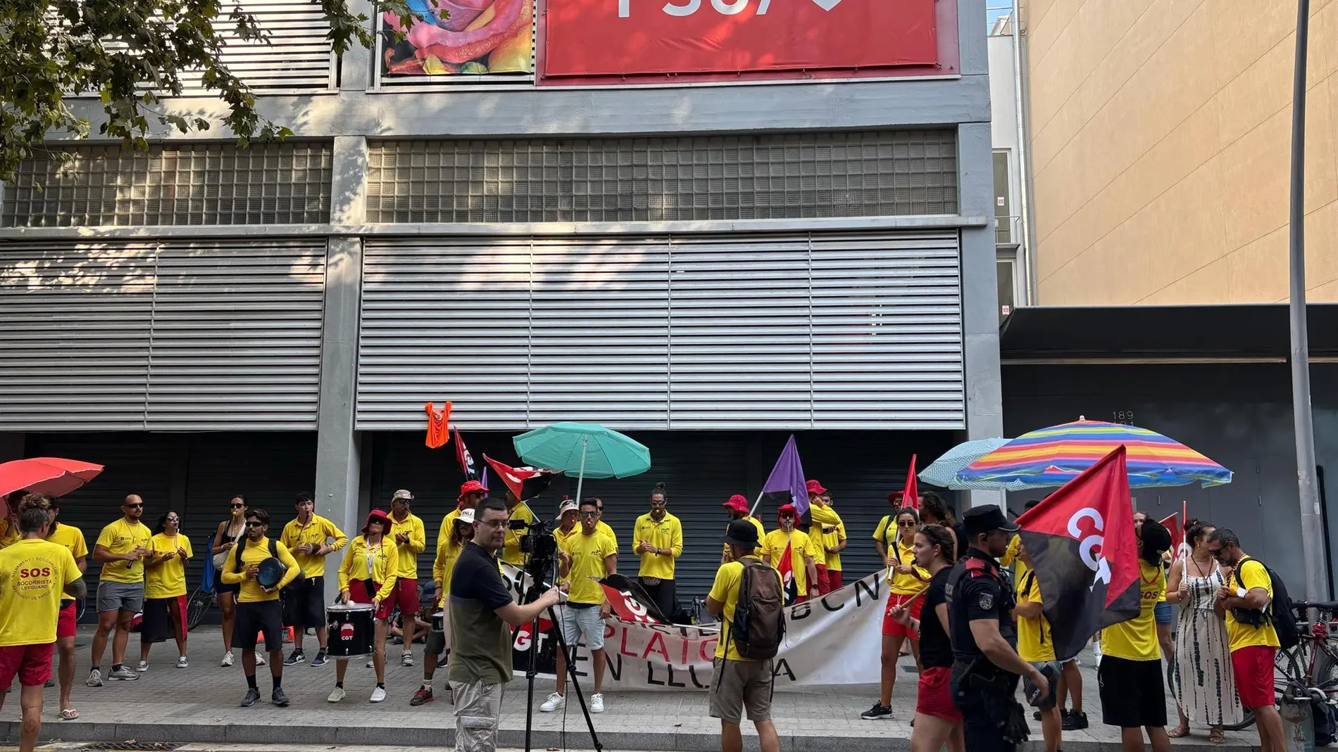 Los socorristas de Barcelona piden responsabilidad al Ayuntamiento: "Las playas están muy llenas"