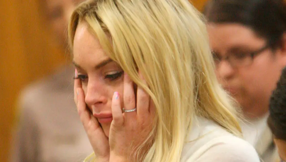 La actriz estadounidense Lindsay Lohan escucha su sentencia a 90 días de prisión en un juzgado en Beverly Hills, California (EEUU) hoy, martes 6 de julio de 2010, en donde se realizó una audiencia sobre el estado de su libertad condicional donde se le acusa de violar los términos de esta, luego de perder la pulsera que detecta consumo de alcohol, en la fiesta después de la gala de los MTV Movie Awards, el pasado 7 de junio. Lohan se presentará por su propia voluntad el 20 de julio para cumplir su sentencia.