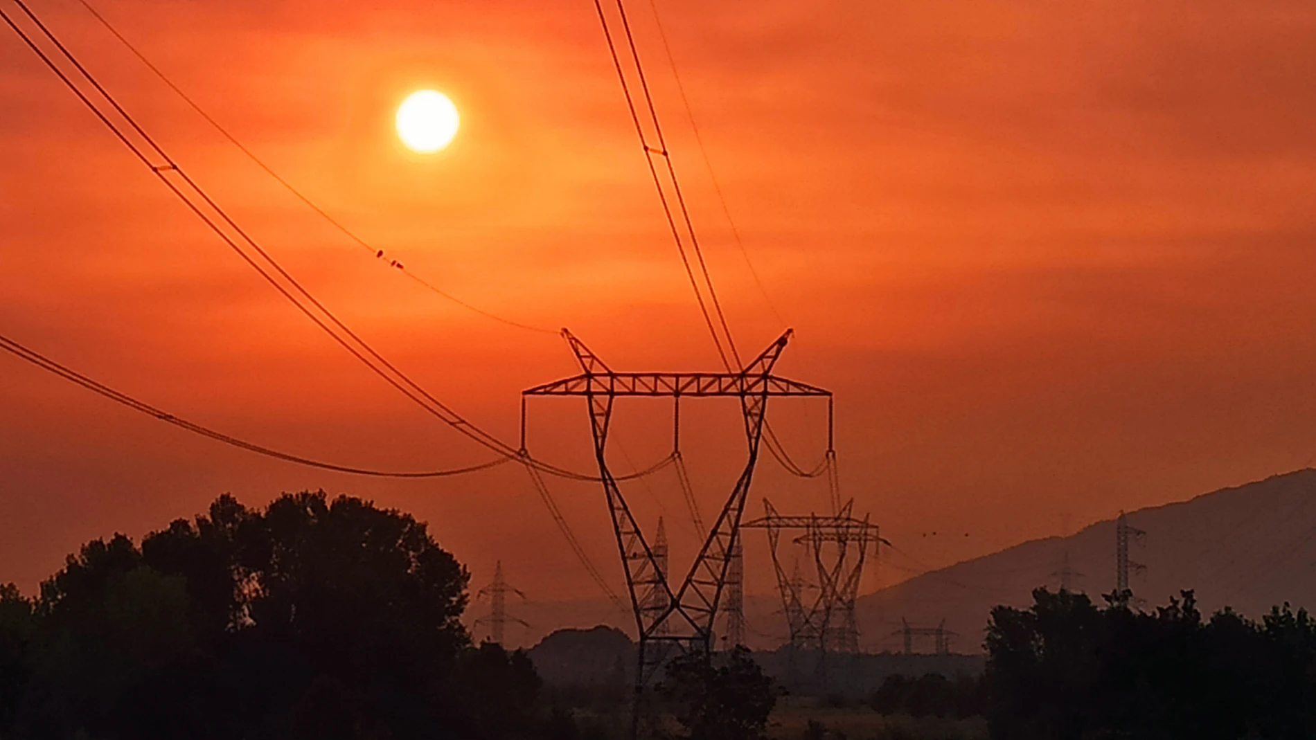 El cielo del Bierzo amanece teñido de rojo debido a los incendios