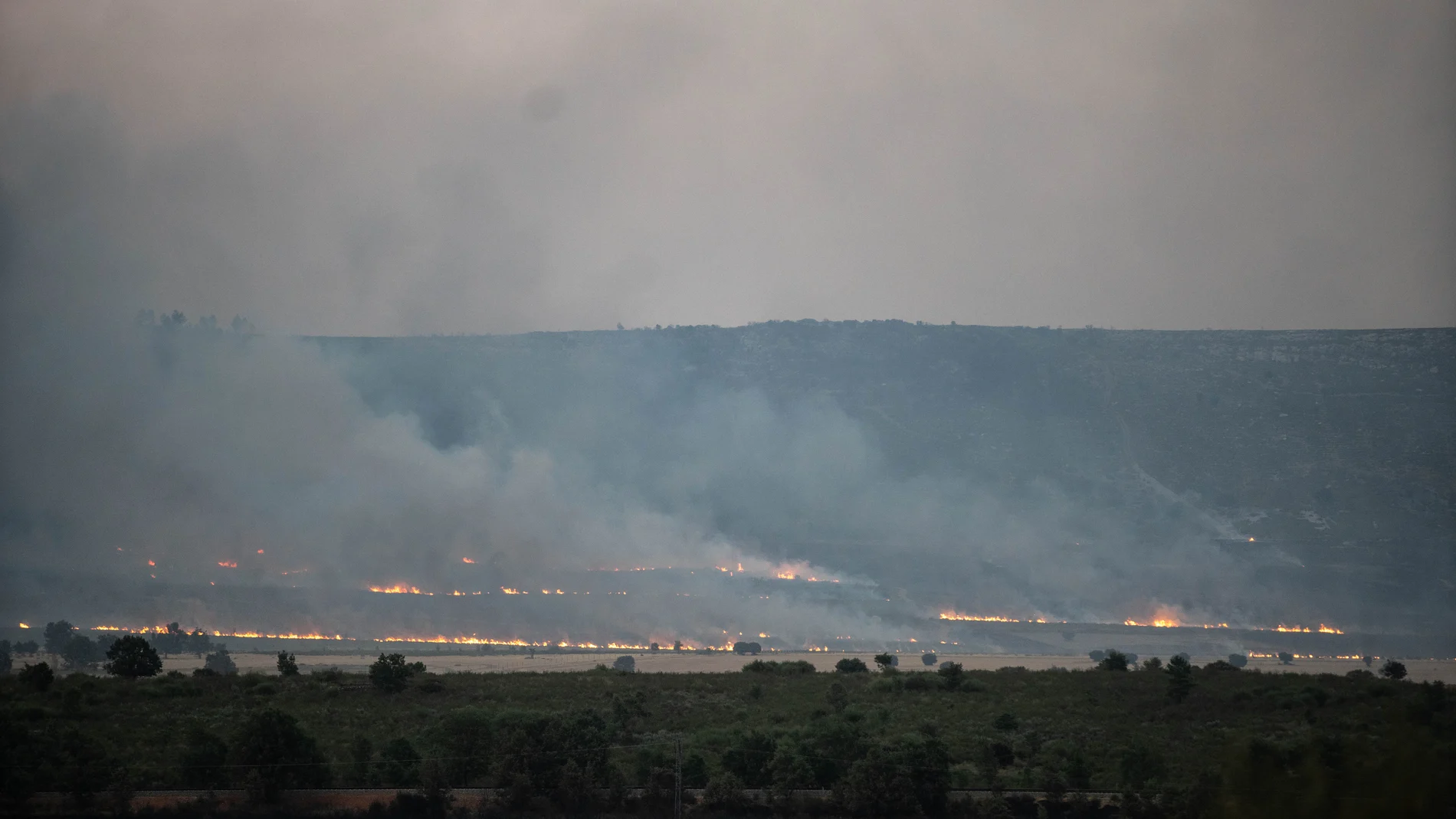 Vista del incendio de Puercas, a 13 de agosto de 2025, en Tábara, Zamora, Castilla y León (España). Cuatro de las siete personas que han resultado heridas en los distintos incendios registrados en Castilla y León permanecen a esta hora en estado crítico, mientras que otras dos permanecen en estado grave, según el parte facilitado por la Junta y recogido por Europa Press. 13 AGOSTO 2025;FUEGO;EMERGENCIA;INCENDIO;CYL; Emilio Fraile / Europa Press 13/08/2025